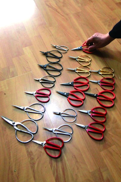 65年来,徐健用过至少20把剪刀